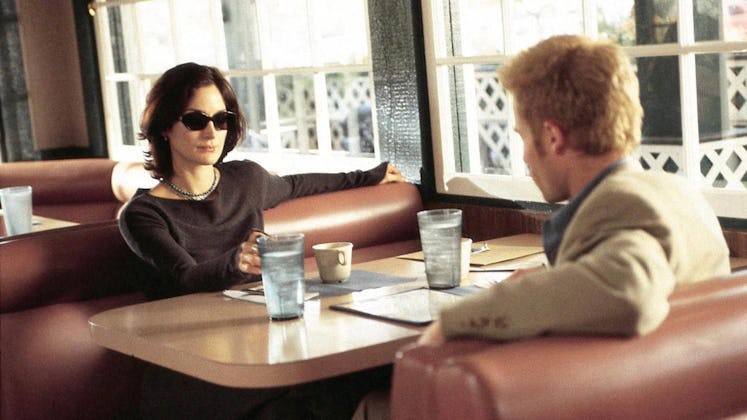 Carrie-Anne Moss and Guy Pearce star in Memento.