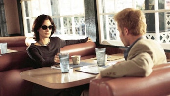 Carrie-Anne Moss and Guy Pearce star in Memento.