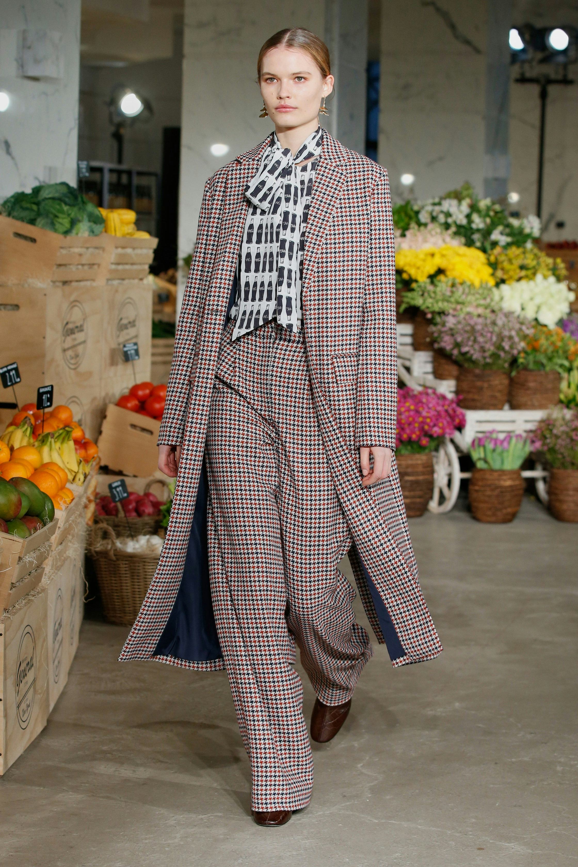 See the best winter 2022 fashion trends, from knits like Hailey Bieber&rsquo;s to pleated skirts like Prin&hellip;