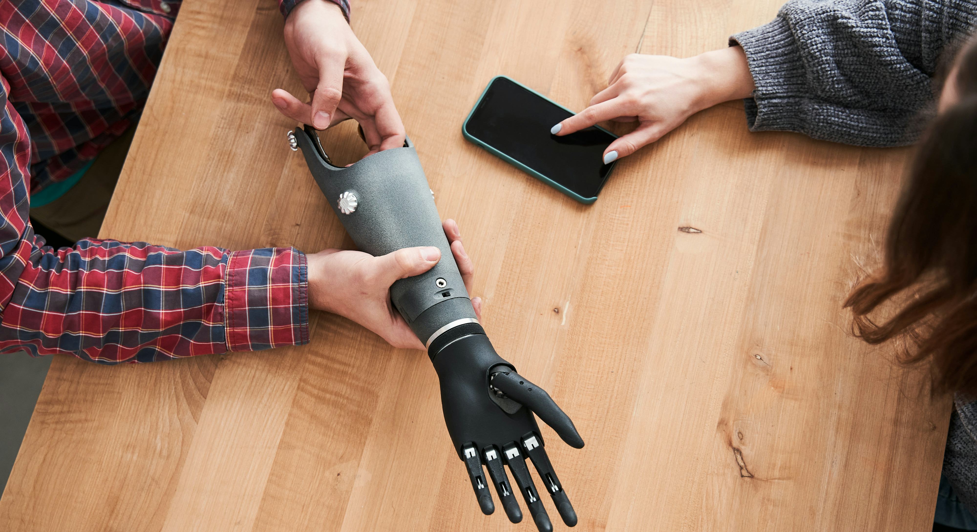 This self-learning bionic hand gets better and better as you use it