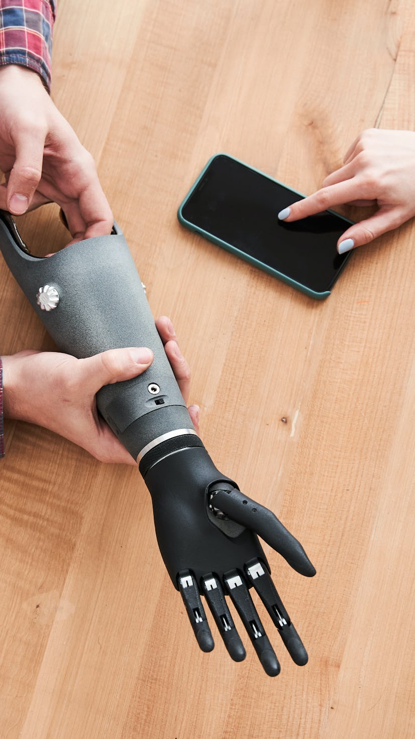 This self-learning bionic hand gets better and better as you use it