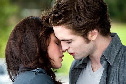 Rob Pattinson and Kristen Stewart kissing in 'Twilight.'