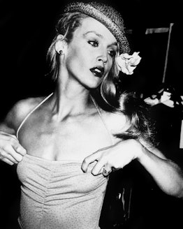 Jerry Hall pulling up her shirt