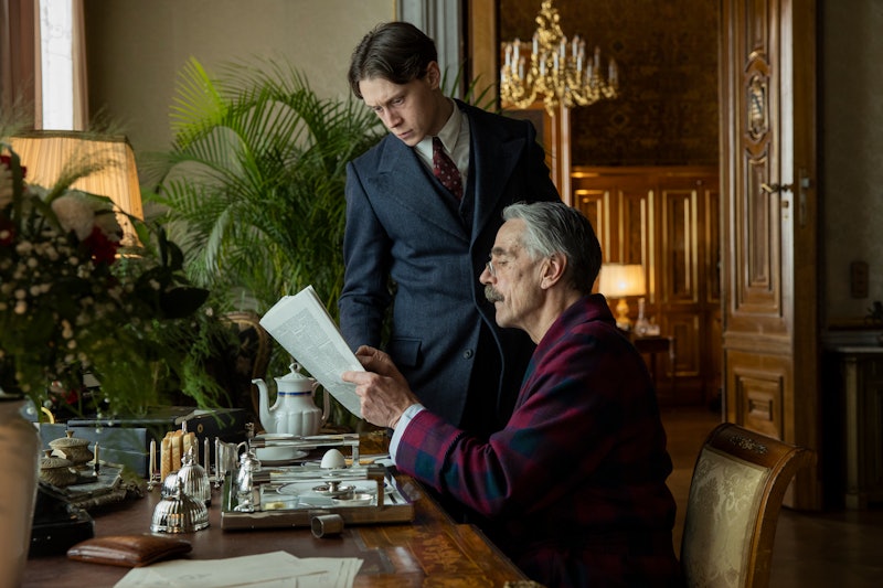 Munich – Edge of War. (L to R) George MacKay as Hugh Legat, Jeremy Irons as Neville Chamberlain, in ...