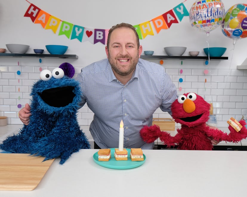 Elmo, Cookie Monster, and Chef Joel Gamoran make confetti ice cream sandwiches for Elmo's birthday.