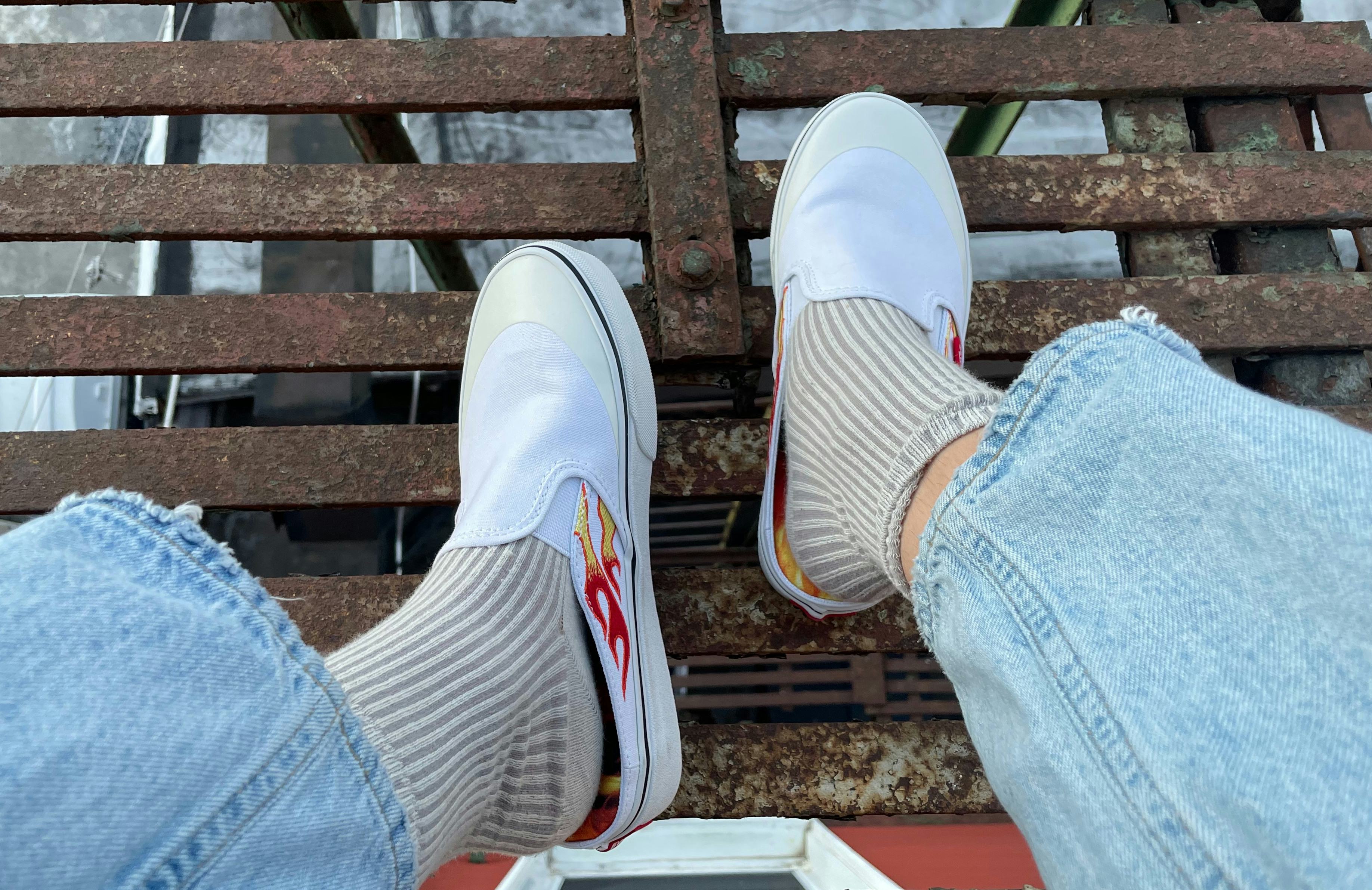 Vans slip on 2024 all white on feet