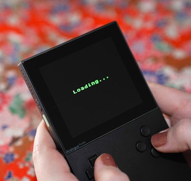 A photo of the Analogue Pocket with a Loading screen