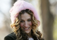  Sarah Jessica Parker wears fuzzy pink hat in 2003.