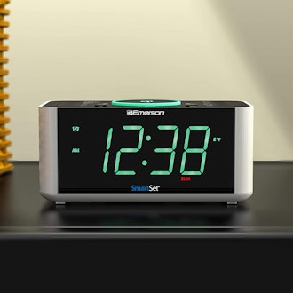 Emerson Alarm Clock Radio And Qi Wireless Phone Charger With Bluetooth