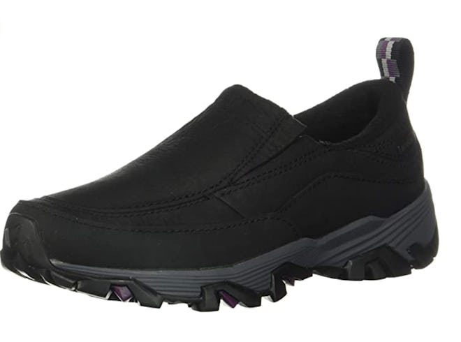 These slip-on shoes are designed to keep you warm in winter and comfortable on winter walks.