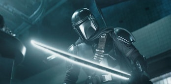 The Mandalorian holding the Darksaber in The Book of Boba Fett Episode 5