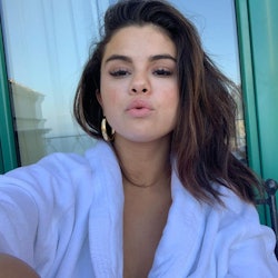 Selena Gomez posing selfie