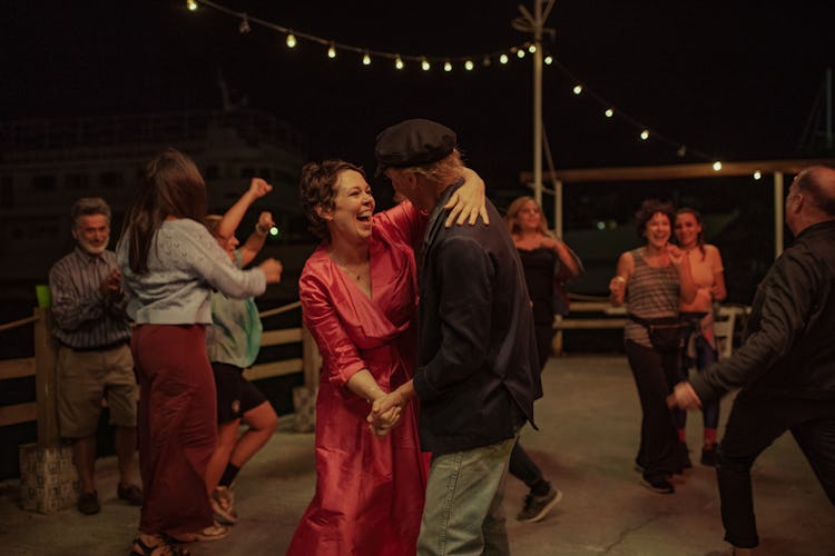 Olivia Colman as Leda and Ed Harris as Lyle dancing in The Lost Daughter 