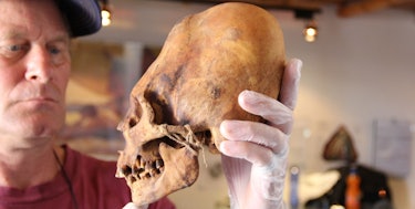 Alternative historian Brien Foerster and an elongated skull