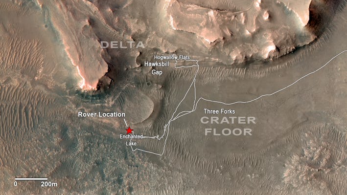 Ao longo da rota mostrada nesta imagem anotada adquirida pelo Mars Reconnaissance Orbiter da NASA