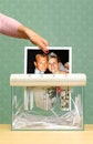 婚礼当天的夫妻照片因离婚而被撕成碎片