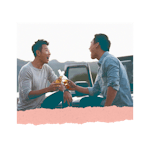 两名男子在参观美国葡萄酒之乡时碰杯，这是朋友度假的理想之地