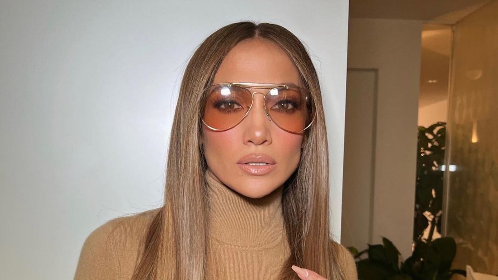 Jennifer Lopez’s Autumnal Nails Are A Remix Of 2022’s Biggest Manicure Trend