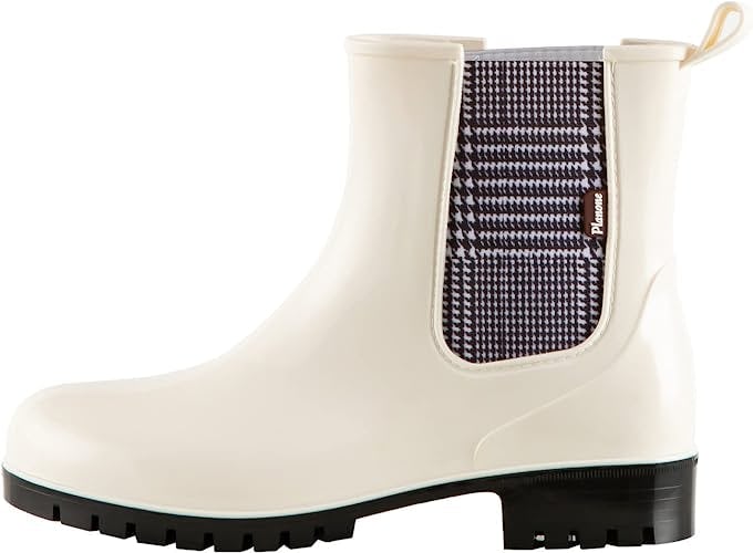 These short rain boots are great shoes to wear with leggings.