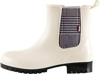 These short rain boots are great shoes to wear with leggings.