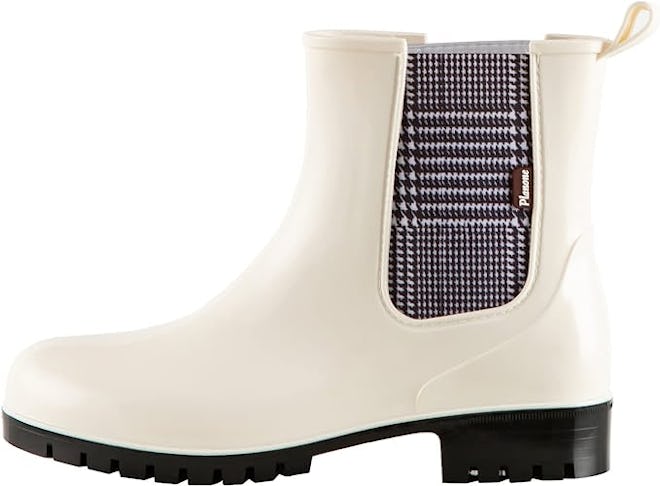 These short rain boots are great shoes to wear with leggings.