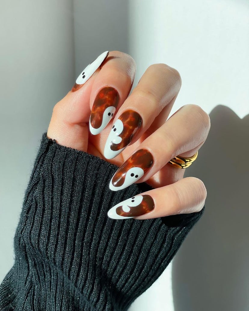 White ghosts with a tortoiseshell print are the classy way to do Halloween nails. Here are more cute...