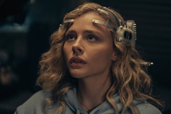  Flynne Fisher (Chloë Grace Moretz) hooks into a strange VR program.