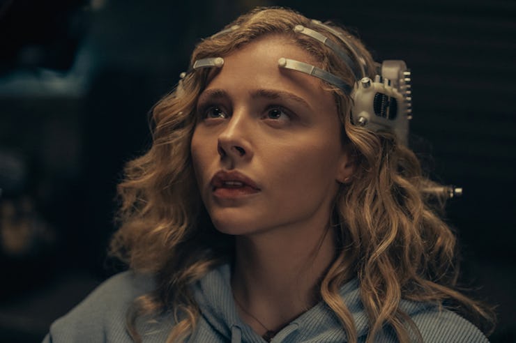 Flynne Fisher (Chloë Grace Moretz) hooks into a strange VR program.