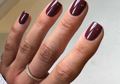 Short maroon nails with glossy finish