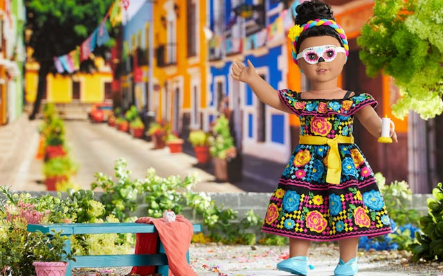 American Girl Doll has released a new Día de Muertos outfit and accessories package.