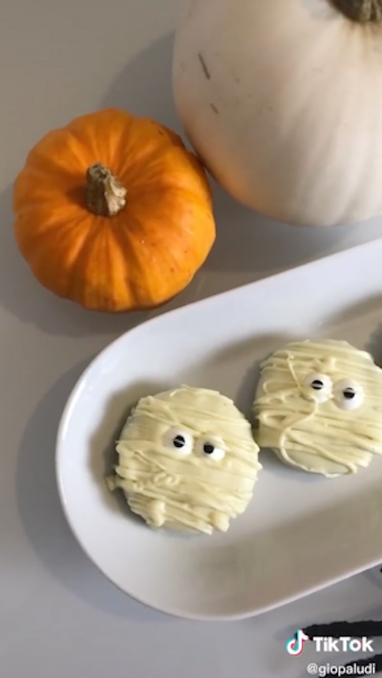 Mummy Oreos are a Halloween cookie recipe from TikTOk.