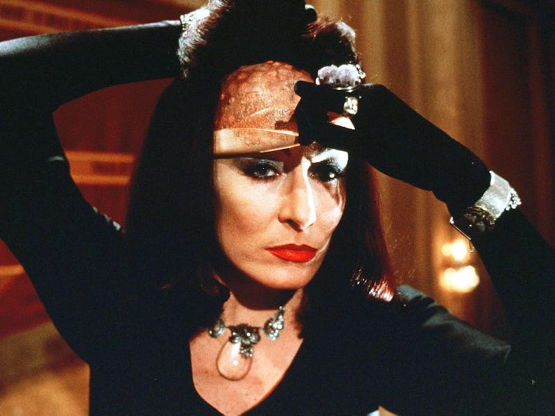Anjelica Huston as Grand High Witch in The Witches peeling her face off 
