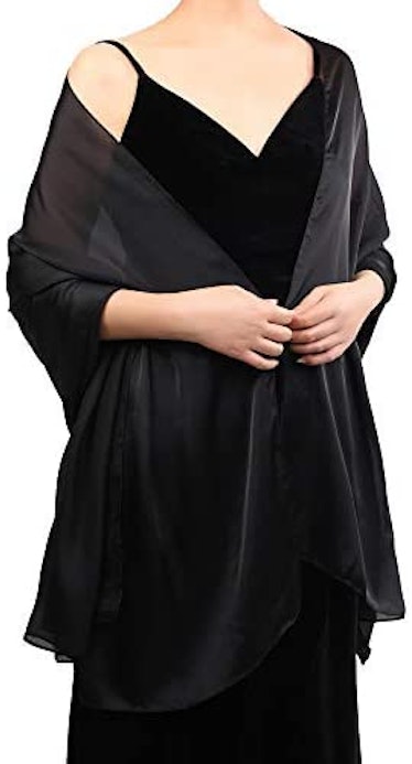 This black scarf is perfect for a Jennifer Coolidge Halloween costume.