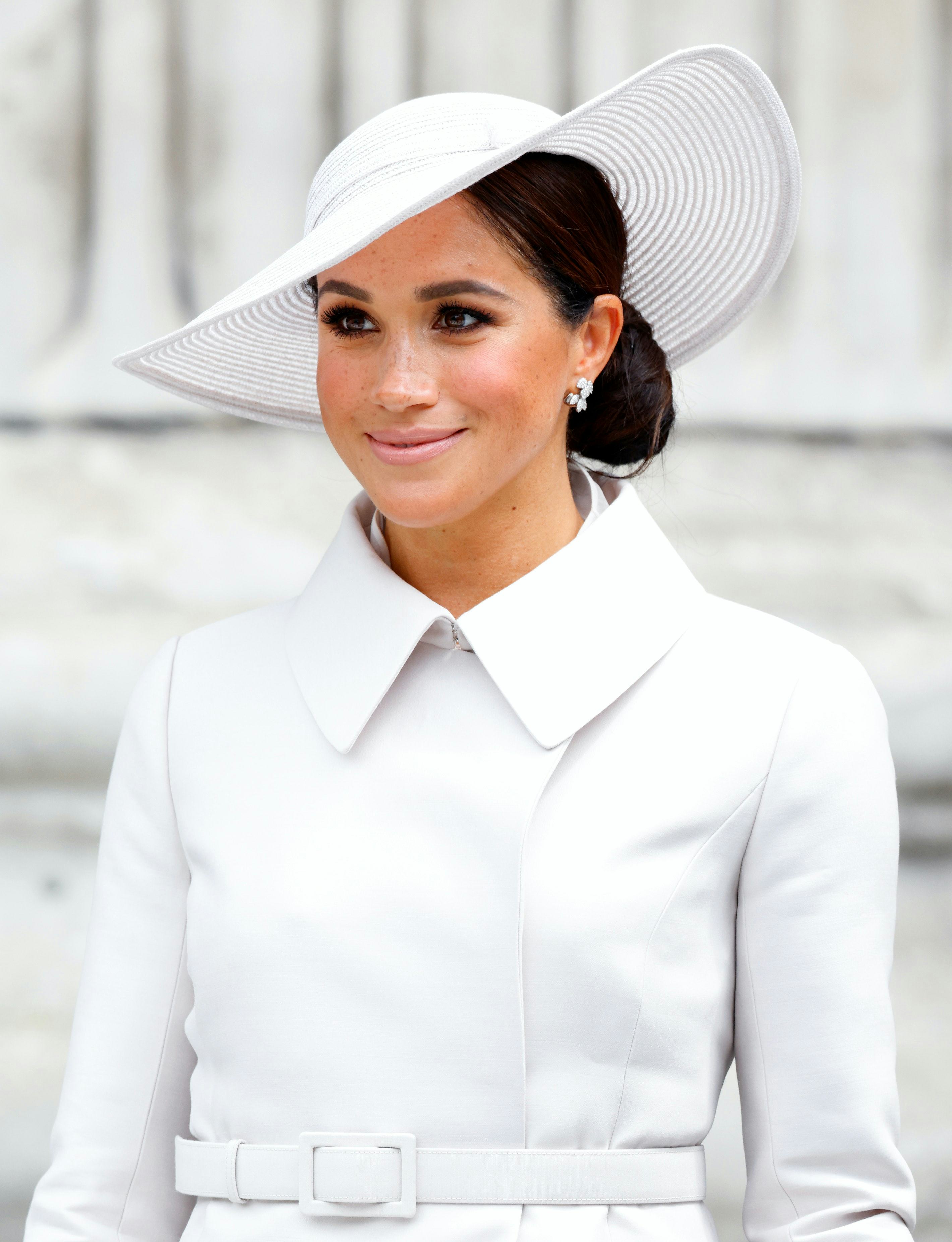 Meghan ワンピース パリス・ヒルトン パリス・ヒルトン、メーガン妃を
