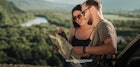 年轻夫妇看着地图，计划着他们的旅行，脸上带着微笑。