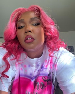 Lizzo selfie pink wig and lipstick