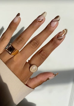 Swirl nails in shades of brown