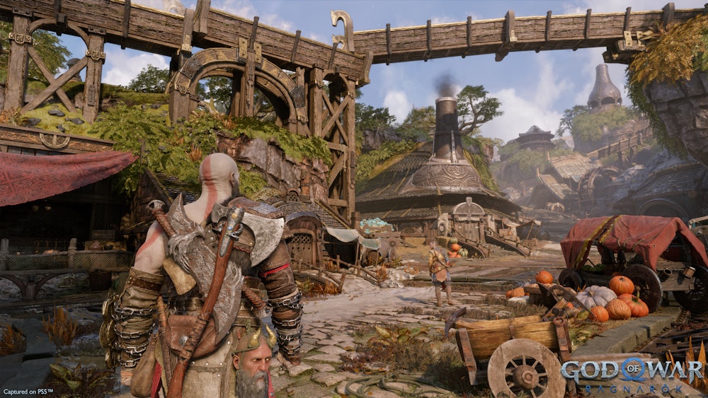 Kratos explora un pueblo en God of War Ragnarok.