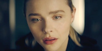 Flynne (Chloë Grace Moretz) in her peripheral body.