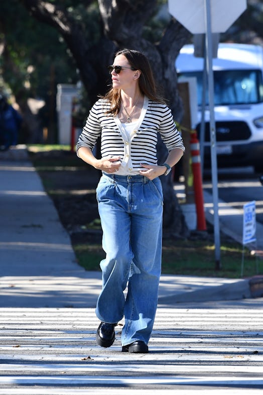 Jennifer Garner wearing baggy jeans.
