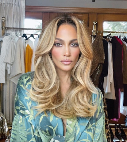 Jennifer Lopez rocks heavy front layers hairstyle. 