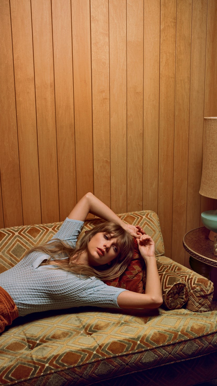 Cover of SOUNDCHECK featuring singer Taylor Swift lying on a retro looking couch