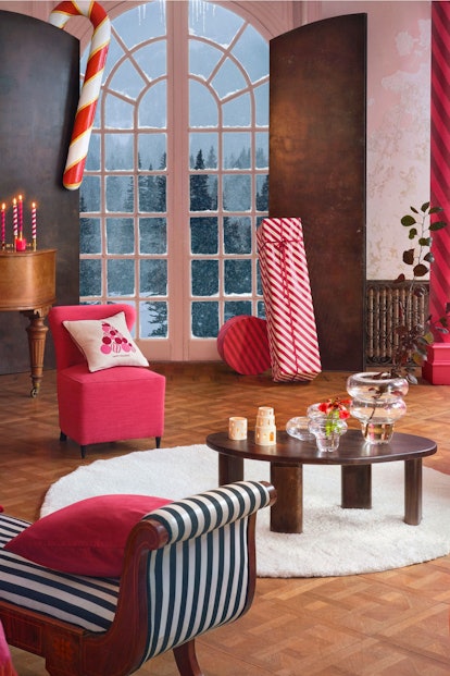 Living room decorated with holiday ornaments from H&M Home’s holiday collection 