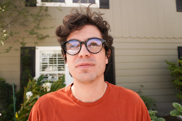 A man wearing the Razer Anzu glasses