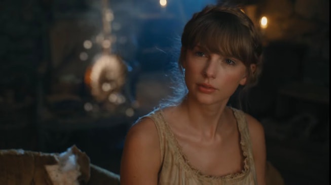 Taylor Swift's no-makeup beauty look portraying Simple Cinderella