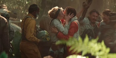 Commander kissing her wife at the end of The Rise of Skywalker