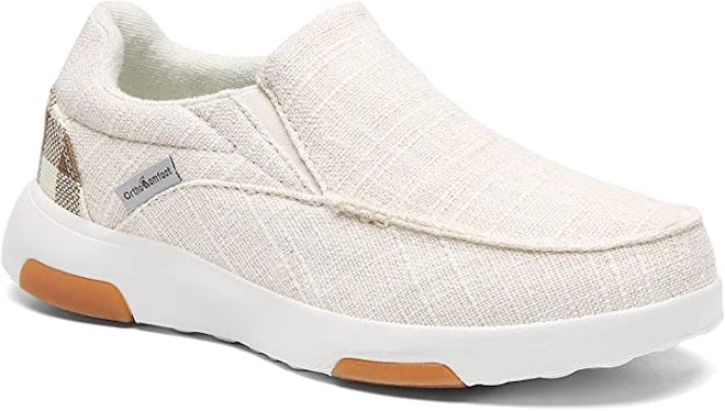 These walking shoes for metatarsalgia include orthopedic insoles for stability and comfort.