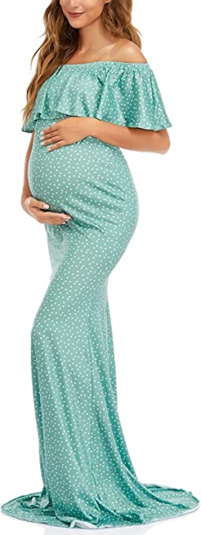 With a fitted silhouette, this Glampunch style is one of the best maternity dresses for a photoshoot...