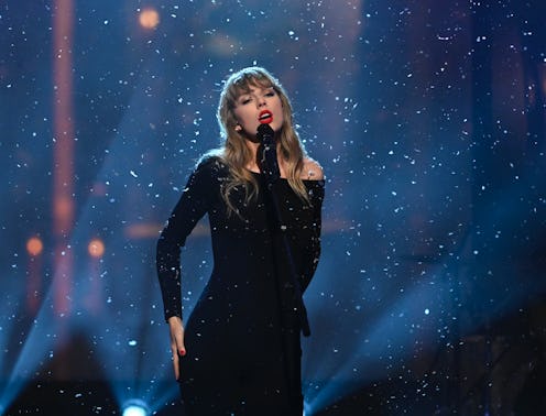 Taylor Swift performing on SNL in a long-sleeved black dress