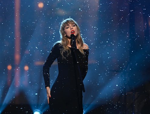 Taylor Swift performing on SNL in a long-sleeved black dress 
